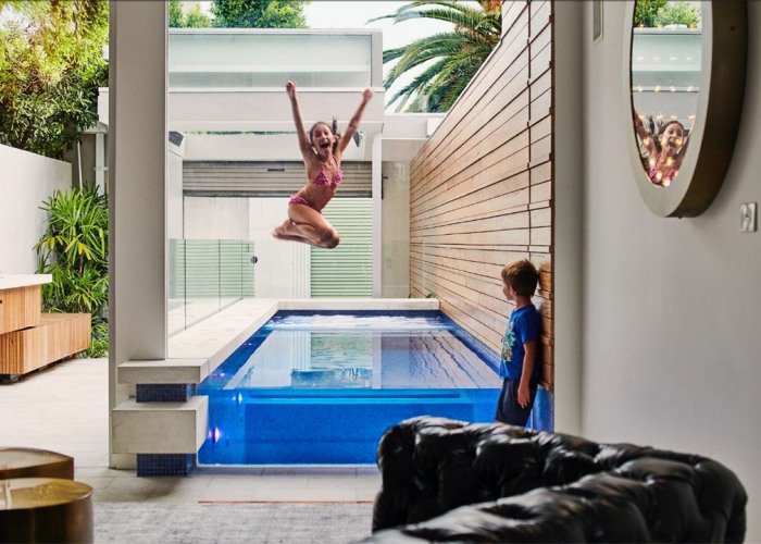 glass wall plunge pool