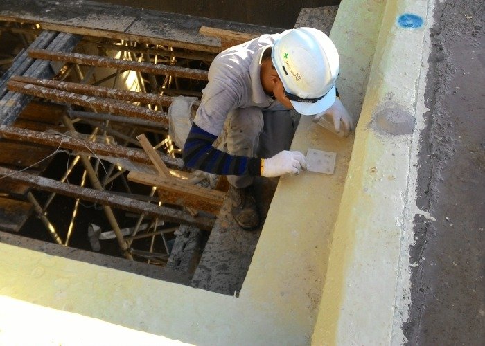 installation of acrylic pool walls