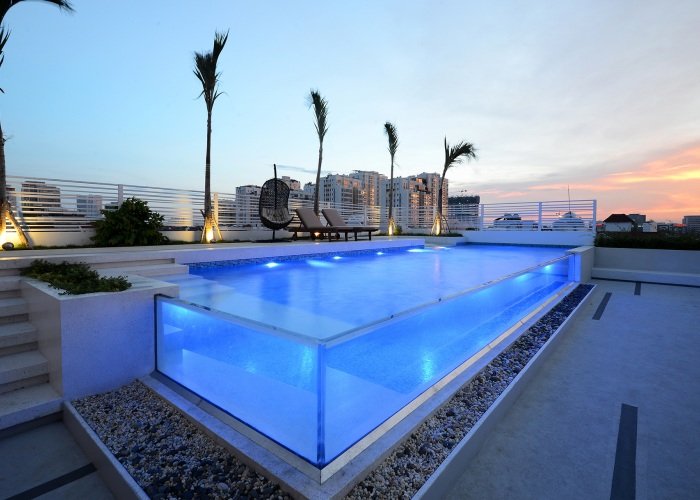 Glass-walled pool design