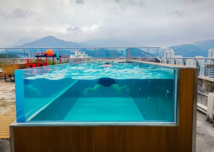Is glass or acrylic better for a swimming pool？