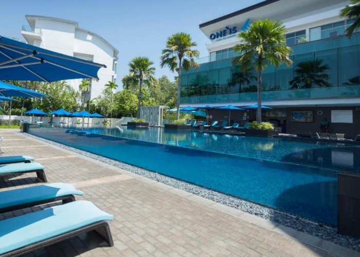 acrylic pool Long-Term Maintenance Costs